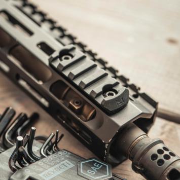 Magpul_M-lok_picatinnadaptor_mag590-blkpolymer_rail_5_slots